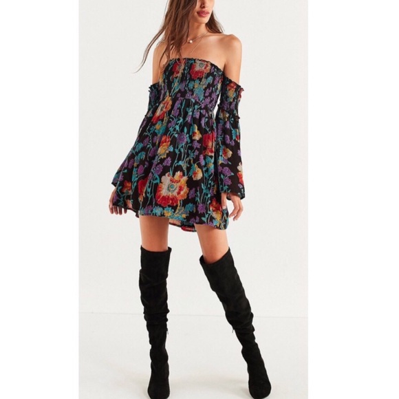 UO Ecote Elora Off the Shoulder Smocked Tunic - Picture 3 of 10